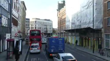 Londra, İngiltere - 28 Kasım 2017: Zaman atlamalı çalışan ve bir kırmızı Çift katlı otobüs yüksekliğini Londra trafik ile. 4 k görüntüleri.