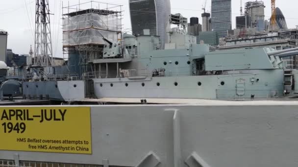 ロンドン イギリス 2017 マークの歴史的な瞬間を使用してラベルにはテムズ川の南銀行に置かれて 有名な Hms ベルファスト戦艦が参加しました — ストック動画