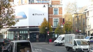 Londra, İngiltere - 28 Kasım 2017: Zaman atlamalı çalışan ve bir kırmızı Çift katlı otobüs yüksekliğini Londra trafik ile. 4 k görüntüleri.