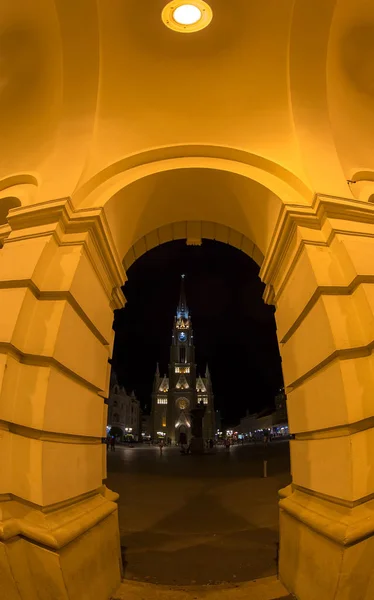 Vista serale della Piazza della Libertà e della Chiesa di Maria a Novi Sad, Se — Foto Stock