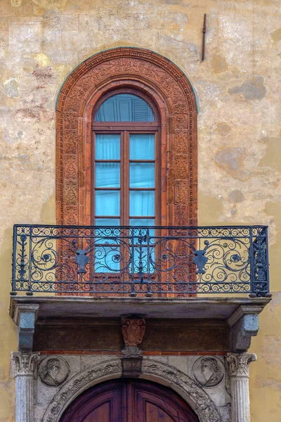 Detail van een voorgevel van een oud gebouw in Milaan, Italië — Stockfoto