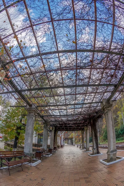 Piattaforma della stazione ferroviaria Baile Herculane, Romania — Foto Stock