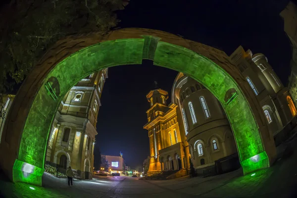 Illuminazione notturna con l'arco della riconciliazione a Caransebes, Romania — Foto Stock