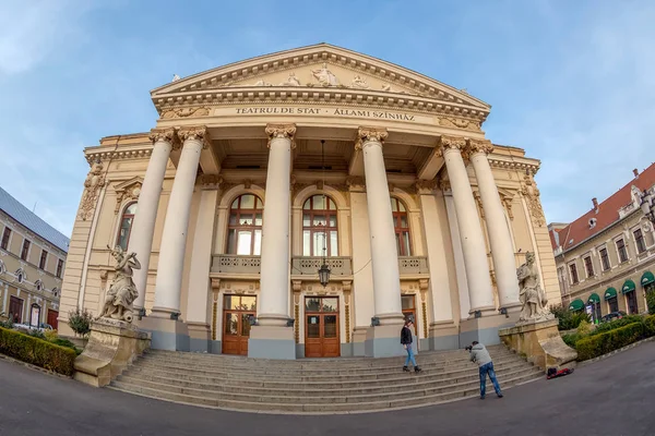 Fasad av den historiska byggnaden av den nationella teatern Oradea — Stockfoto