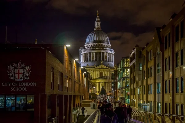 Vista nocturna de la catedral de San Pablo con City of London School sig — Foto de Stock