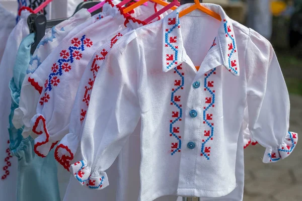 Velhos trajes tradicionais romenos com bordados, específicos — Fotografia de Stock