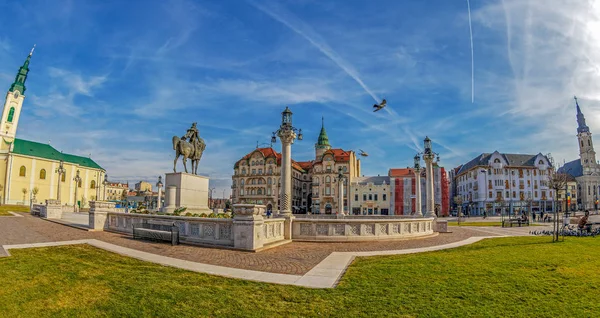 Union Square s historickou budovou, Oradea, Rumunsko — Stock fotografie