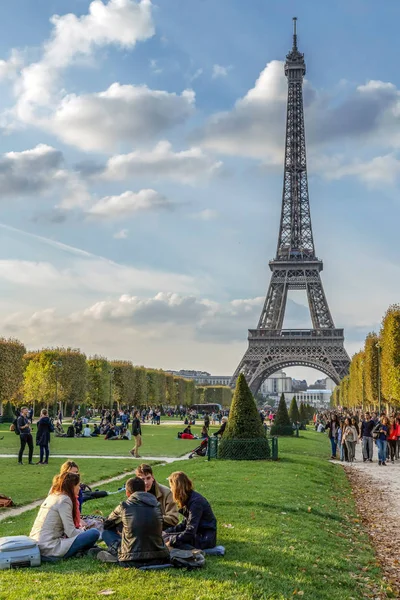 Muitos turistas relaxam em frente à Torre Eiffel, Paris — Fotografia de Stock