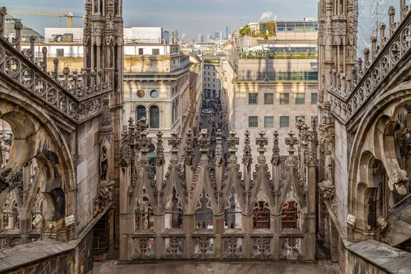 Vista su Milano e via dall'alto del gotico Cath di Milano — Foto Stock