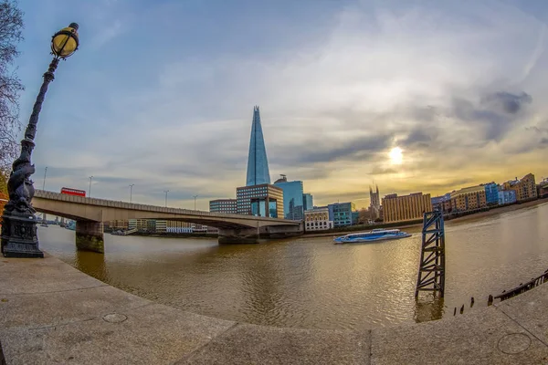 Affacciato sulla Shard Tower e sulle rive del Tamigi sottostante — Foto Stock