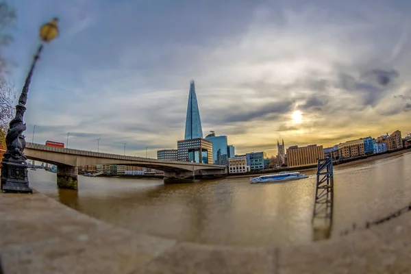 Scherf toren en de oever van de Theems onder de London Bridge — Stockfoto