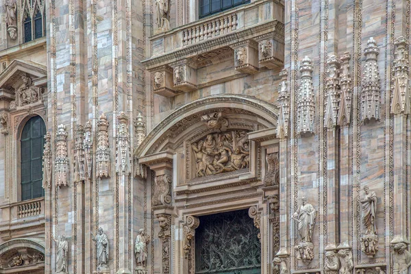 Teil der Fassade mit Details der Mailänder Kathedrale — Stockfoto