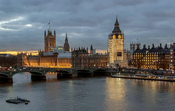 Vista nocturna de la parte sur de Londres con paisaje urbano — Foto de Stock