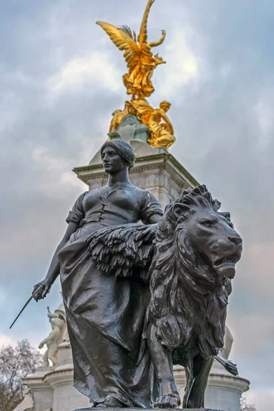 Estatuas de bronce alrededor del Memorial de la Reina Victoria en frente de th — Foto de Stock