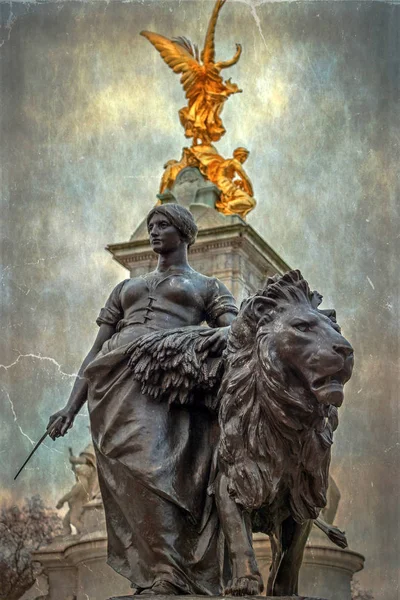 Statues en bronze autour du Mémorial de la Reine Victoria devant le — Photo