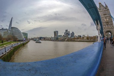 Londra Şehir Manzaralı kule Köprüsü'nden Thames Nehri üzerinde