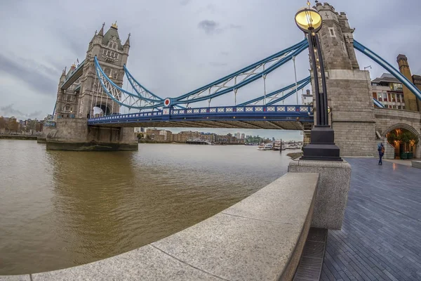 Fish Eye arquitectura vista desde Tower Bridge y Londres sobre riv — Foto de Stock