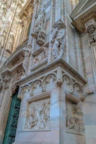 Detalhe da fachada da famosa Catedral de Milão, Itália — Fotografia de Stock