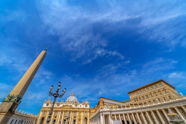 Vista panorâmica dos edifícios da Praça de São Pedro, Cidade do Vaticano — Fotografia de Stock