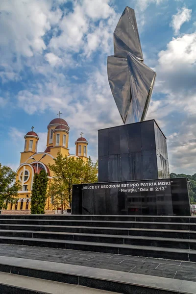 Monumento e iglesia ortodoxa en Resita, Rumania . —  Fotos de Stock
