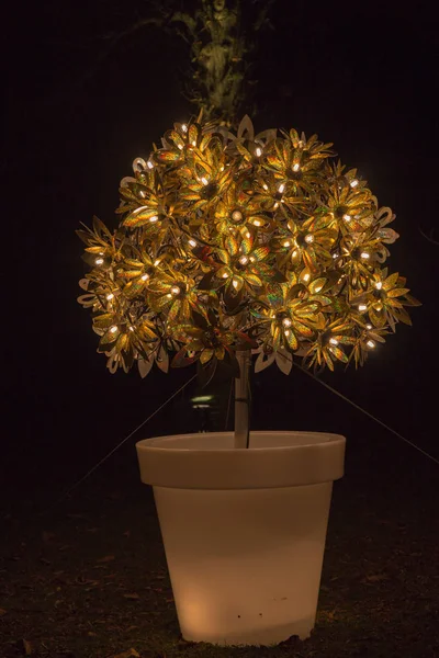 Konstgjorda giant växt med glödlampor, London, Kew gardens — Stockfoto
