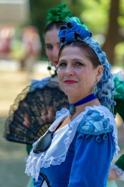 İspanya'dan olgun dansçı kadın geleneksel kostüm