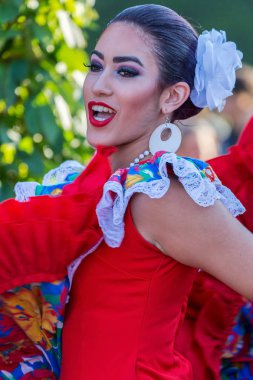 Porto Riko genç dansçı kız geleneksel kostüm