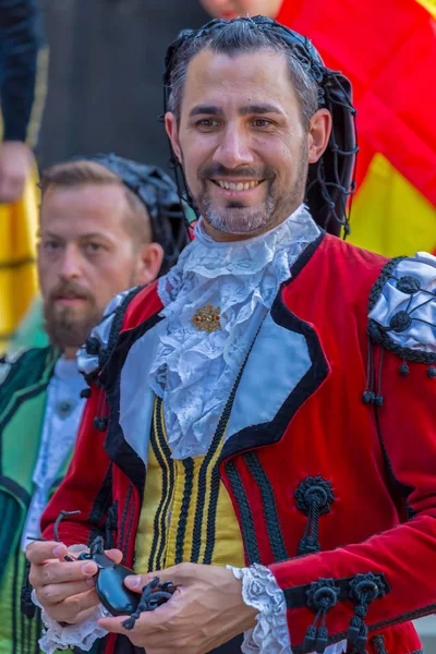伝統的な衣装でスペインから成熟したダンサー男性 — ストック写真