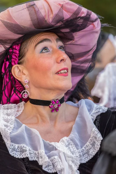 Reife Tänzerin aus Spanien in traditioneller Tracht — Stockfoto