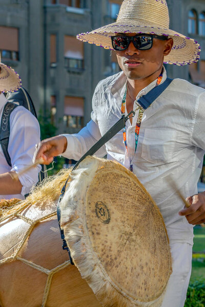 Молодой барабанщик из Колумбии в традиционном костюме
