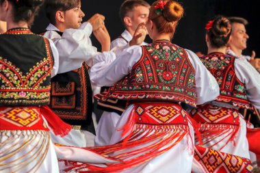 Geleneksel kostüm genç Rumen dansçıların dans