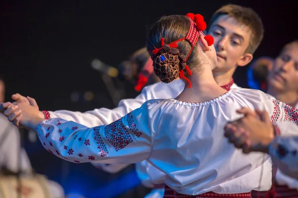 Mladí tanečníci z Ukrajiny v tradičních lidových krojích — Stock fotografie