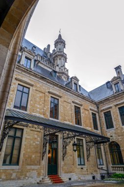 Br iç avluda yer alan Ortaçağ evin cephe