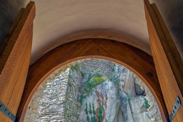 Duvar süs bitki örtüsü ile bir ortaçağ kalesi — Stok fotoğraf