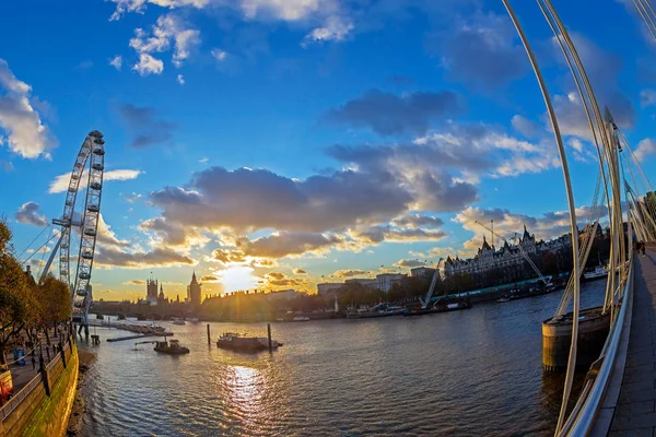 London Eye and historic buildings from the Golden Jubilee bridge — Stock Photo, Image