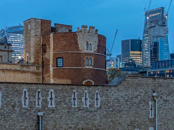 Vista al atardecer de la fortaleza del Palacio Real, Londres — Foto de Stock