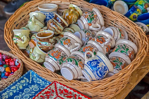 TIMISOARA, ROMÉNIA - MARÇO 31, 2018: Panelas cerâmicas, tradicionais para a área de Corund — Fotografia de Stock