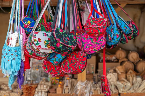 Borse decorate con motivi specifici della zona di Maramures, Rom — Foto Stock