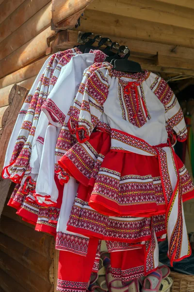 Trajes populares romenos tradicionais para meninas — Fotografia de Stock