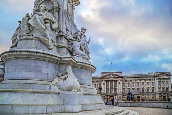 Monumento a la Reina Victoria frente al Palacio de Buckingham — Foto de Stock