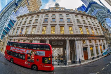 Tipik street Londra, yeni ve eski gelenekleri ile birlikte