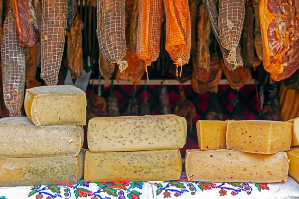 Olika typer av rumänska ostar och korvar — Stockfoto