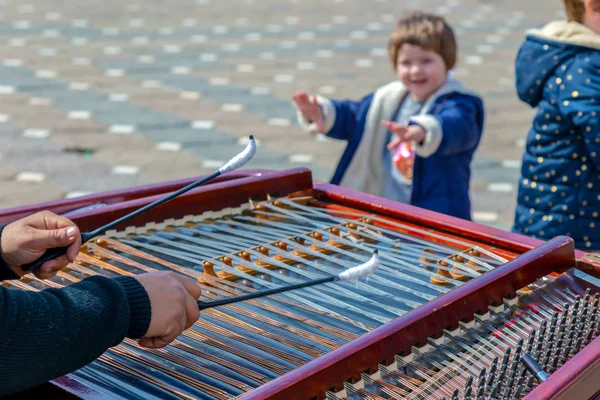 Criança na frente em um cimbalom — Fotografia de Stock