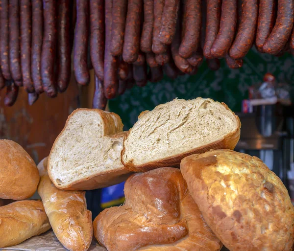 Παραδοσιακό ψωμί και λουκάνικα φτιαγμένα στο σπίτι — Φωτογραφία Αρχείου