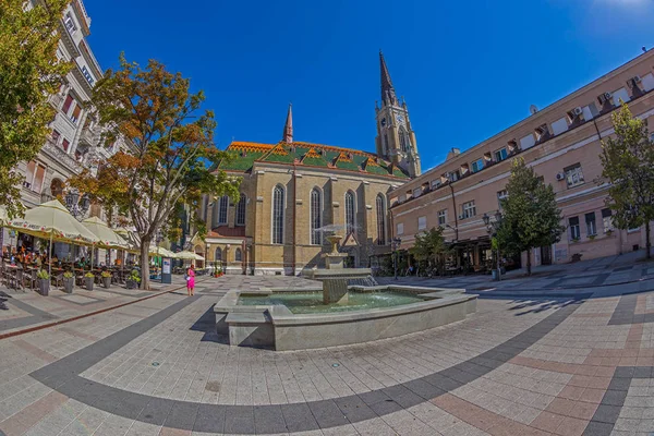 Nézd, egy négyzet, szökőkúttal és régi épületek Novi Sad — Stock Fotó