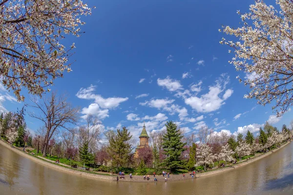 Vista panoramica nell'occhio di pesce di una giornata primaverile sulla riva del fiume Bega — Foto Stock