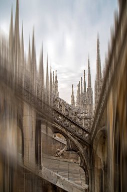 Ünlü Milan Cathedr çatı üzerinden architectonic ayrıntılarını görüntüleme