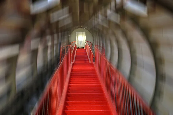 Industrielle Farbe Hintergrund mit roter Treppe — Stockfoto