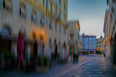 Trieste, İtalya, sabahın erken saatlerinde üzerinde bir sokak bulanıklık hareket
