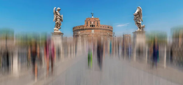 Vervagen van de beweging met standbeelden van engelen voor kasteel Sant Angel — Stockfoto